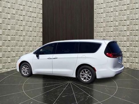 Certified 2025 Chrysler Pacifica Select FWD image 8