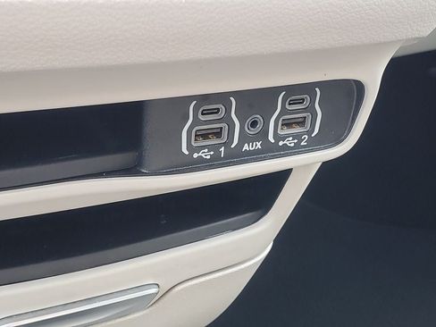 Used 2024 Chrysler Pacifica Touring-L FWD image 20