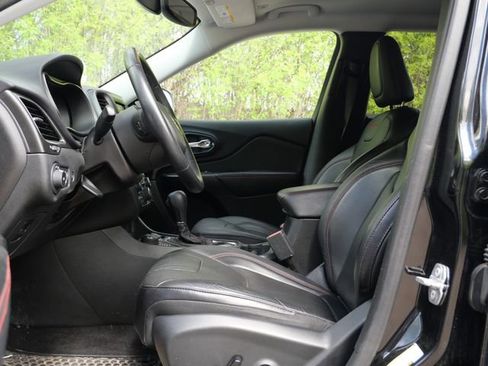 Used 2019 Jeep Cherokee Trailhawk AWD/4WD image 14
