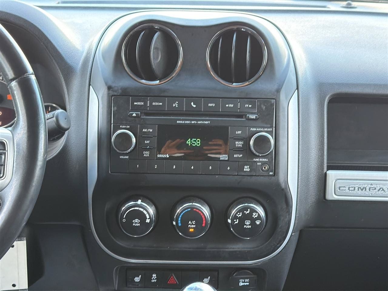 Used 2016 Jeep Compass Latitude FWD image 18