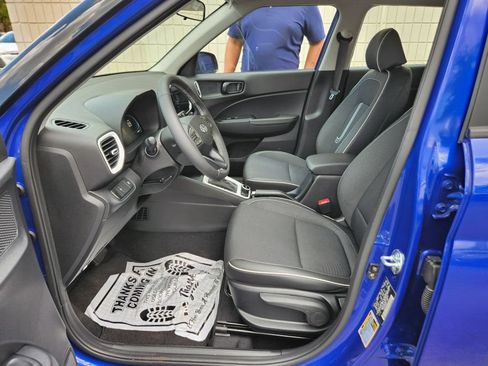 Used 2025 Hyundai Venue Limited FWD image 8