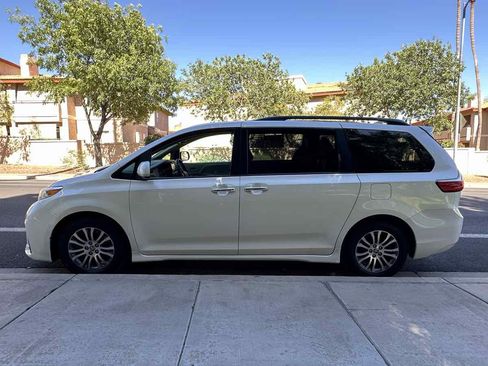 Used 2020 Toyota Sienna XLE Premium FWD image 5