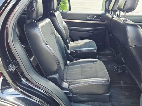 Used 2018 Ford Explorer XLT w/ XLT Appearance Package AWD/4WD image 16