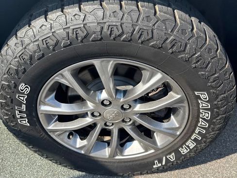 Used 2019 Jeep Cherokee Latitude Plus AWD/4WD image 13