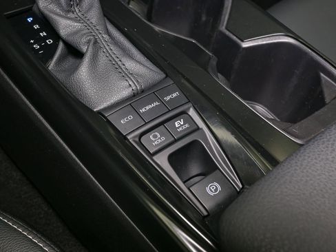 Used 2025 Toyota Camry SE w/ Convenience Package image 32