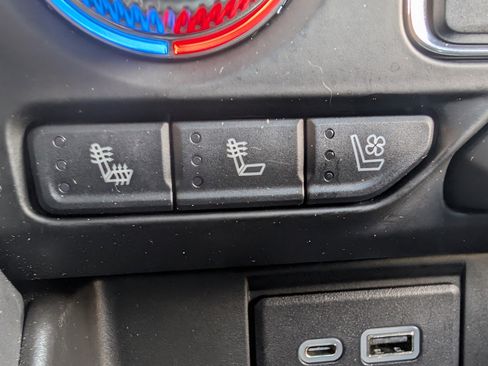 Used 2023 GMC Yukon SLT w/ SLT Luxury Package image 34