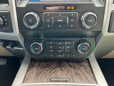 Used 2019 Ford F350 Lariat w/ Chrome Package image 31