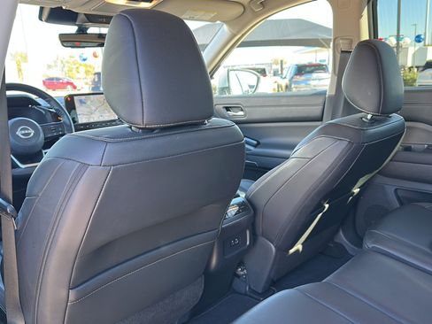 Used 2023 Nissan Pathfinder SL image 17