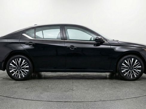 Used 2025 Nissan Altima 2.5 SV image 11