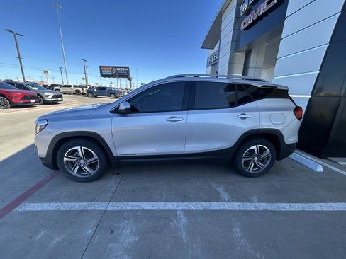 Used 2021 GMC Terrain SLT image 2