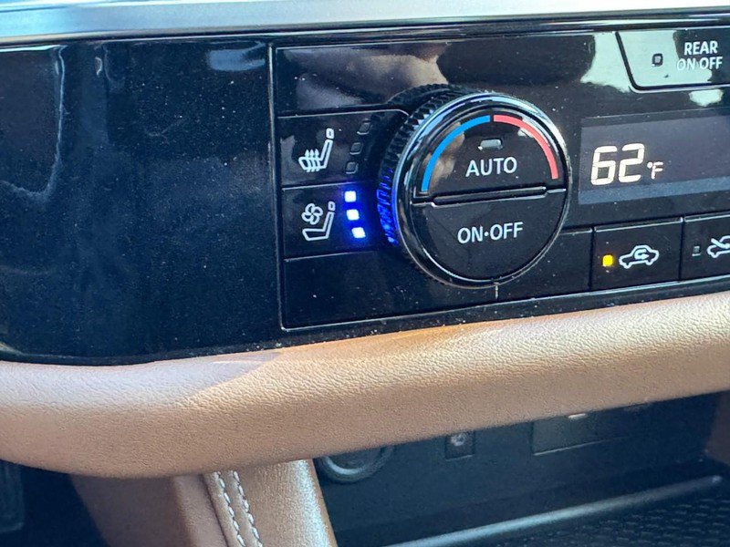Used 2024 Nissan Pathfinder Platinum w/ Black Appearance Package FWD image 24