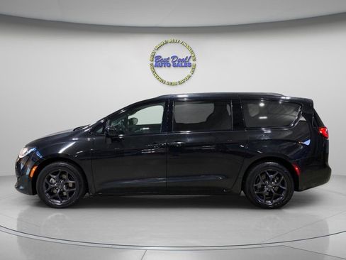 Used 2018 Chrysler Pacifica Touring-L w/ Premium Audio Group FWD image 2