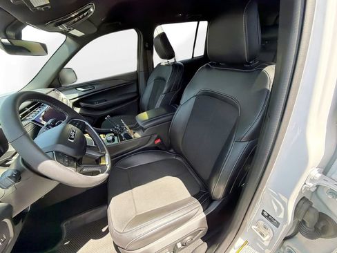 Used 2025 Jeep Grand Cherokee Altitude RWD image 13