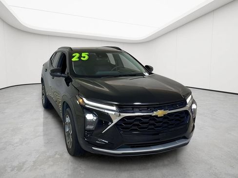 Used 2025 Chevrolet Trax LT FWD image 49