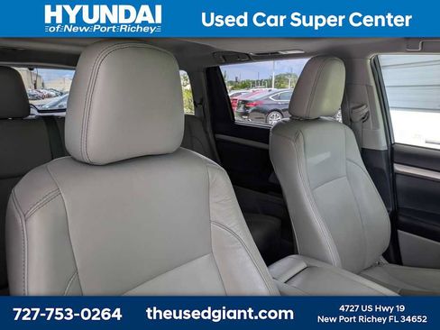 Used 2019 Toyota Highlander XLE AWD/4WD image 6