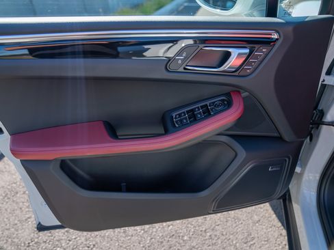 Certified 2026 Porsche Macan AWD/4WD image 10