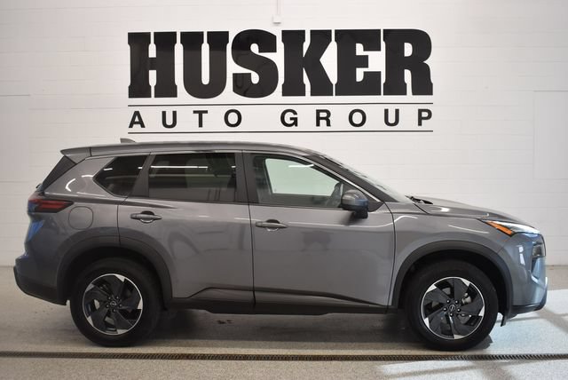 Used 2025 Nissan Rogue SV AWD/4WD image 2