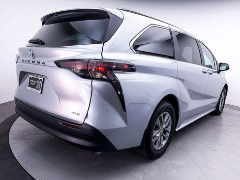Used 2025 Toyota Sienna XLE FWD image 16
