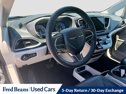 Used 2023 Chrysler Pacifica Touring-L FWD image 14