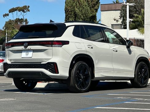 New 2026 Volkswagen Tiguan SE R-Line image 5