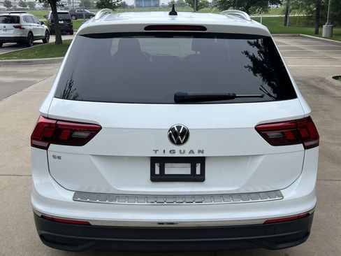 Certified 2022 Volkswagen Tiguan SE w/ Panoramic Sunroof Package FWD image 9