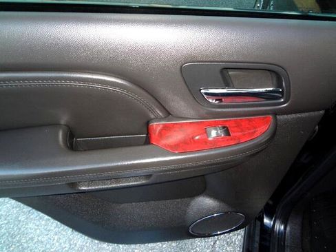 Used 2011 Cadillac Escalade Premium image 14