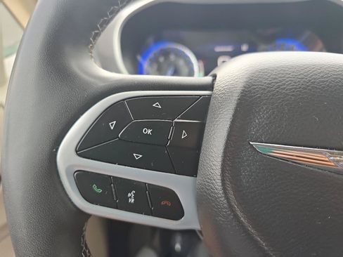 Used 2023 Chrysler Pacifica Touring-L FWD image 28