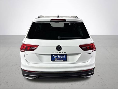 Certified 2022 Volkswagen Tiguan SE image 8