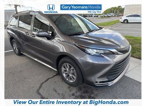 Used 2023 Toyota Sienna XLE image 2