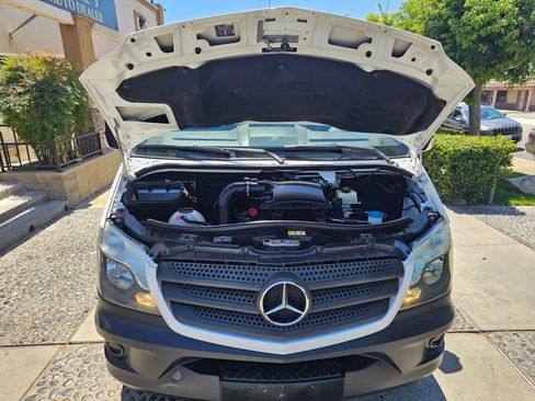 Used 2016 Mercedes-Benz Sprinter 2500 image 25
