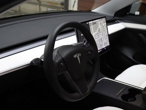 Used 2023 Tesla Model 3 Standard Range image 62