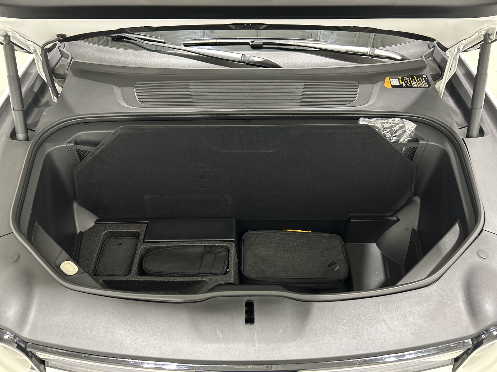 Used 2025 Rivian R1S Adventure Dual AWD/4WD image 14