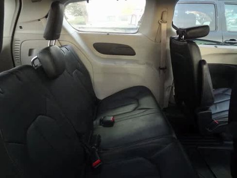 Used 2017 Chrysler Pacifica Touring-L image 12