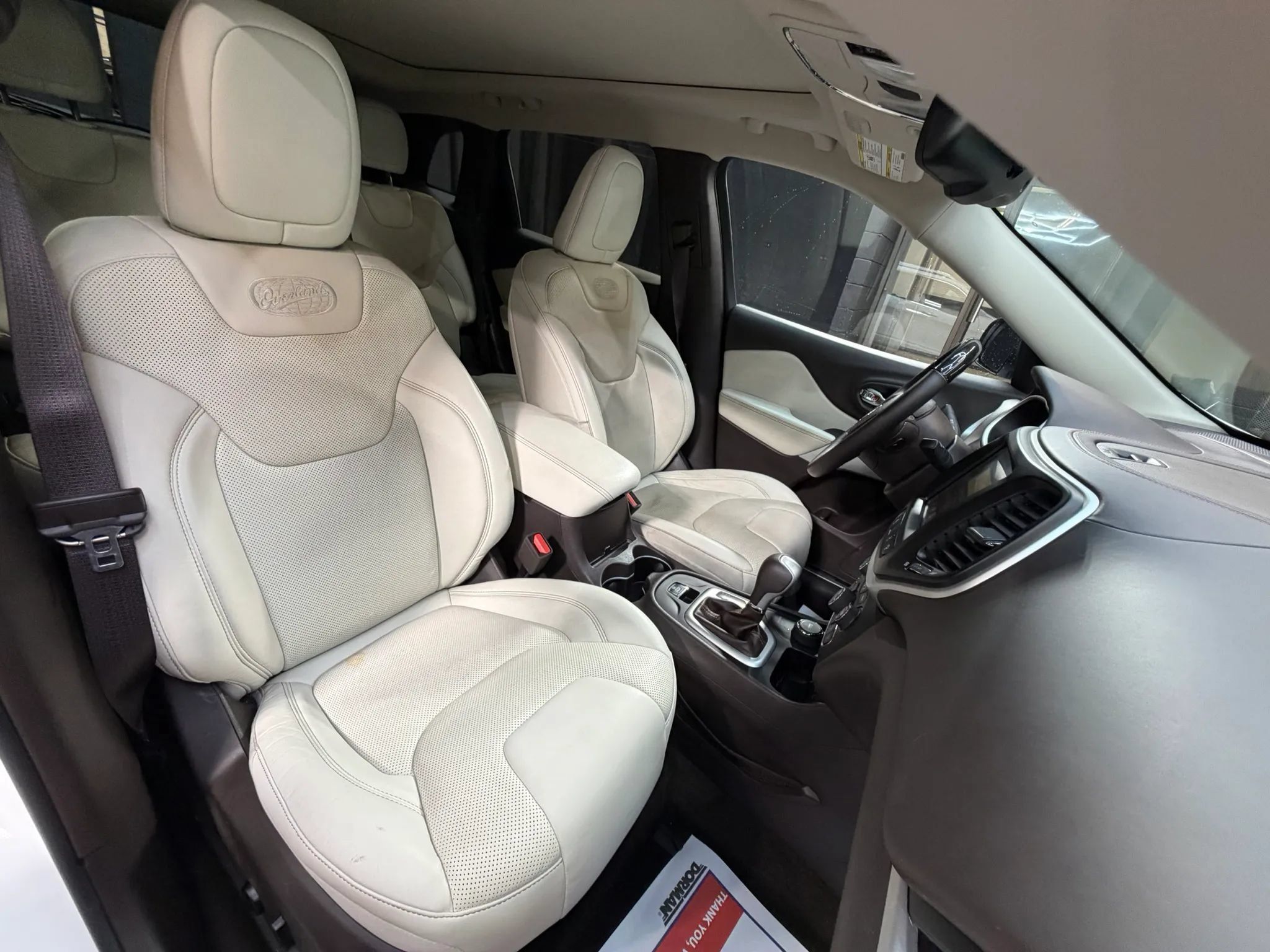 Used 2017 Jeep Cherokee Overland w/ Technology Group AWD/4WD image 31
