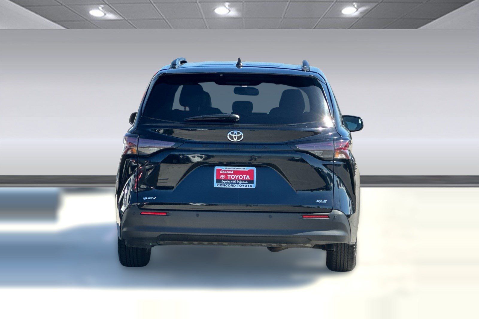 Used 2026 Toyota Sienna XLE FWD image 9