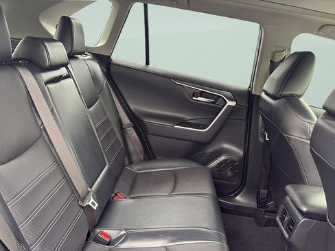Used 2019 Toyota RAV4 Limited w/ Advanced Technology Package AWD/4WD image 17
