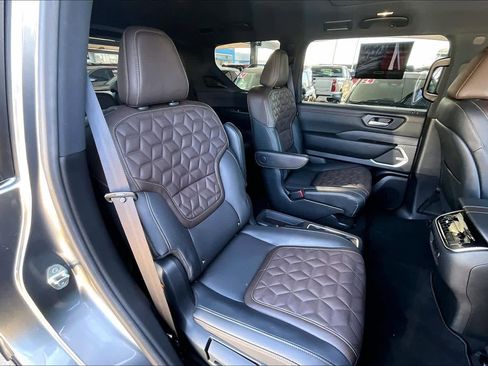 Used 2025 Nissan Armada Platinum Reserve image 19
