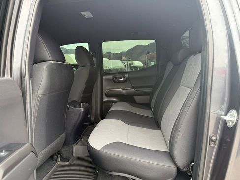 Used 2022 Toyota Tacoma TRD Off-Road image 34