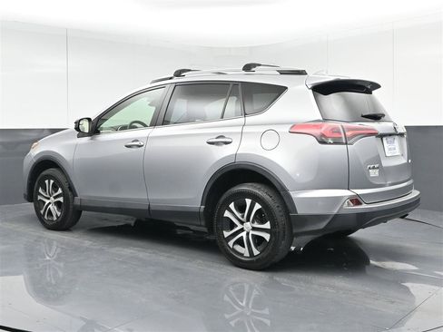 Used 2018 Toyota RAV4 LE FWD image 7