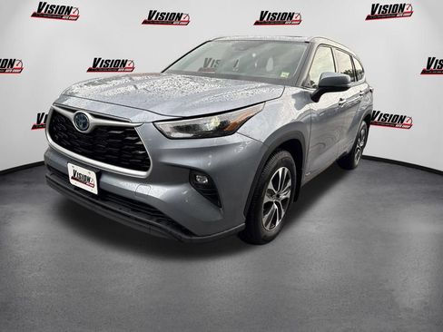 Used 2022 Toyota Highlander XLE AWD/4WD image 1