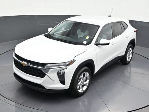 Used 2024 Chevrolet Trax LS w/ LS Convenience Package FWD image 32