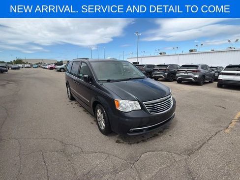 Used 2014 Chrysler Town & Country Touring FWD image 5