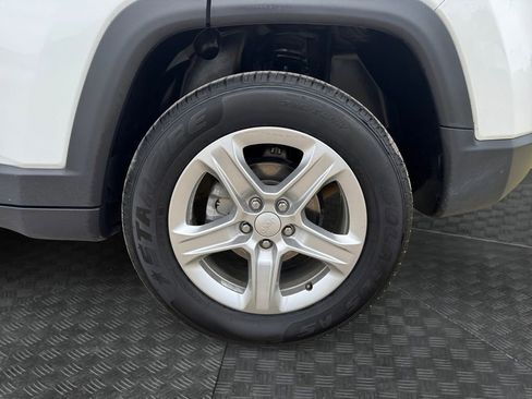 Used 2024 Jeep Compass Latitude image 17