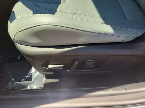 Used 2025 Hyundai Elantra Limited image 12