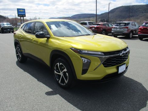 Certified 2024 Chevrolet Trax RS w/ Driver Confidence Package FWD image 3