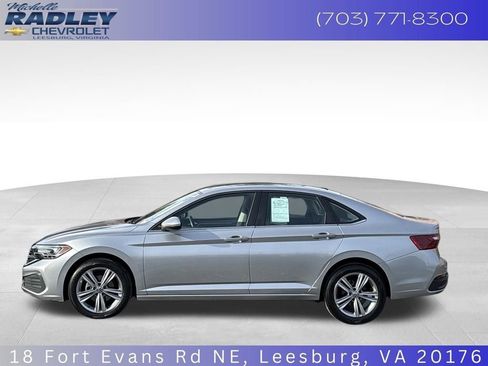 Used 2024 Volkswagen Jetta SE FWD image 2