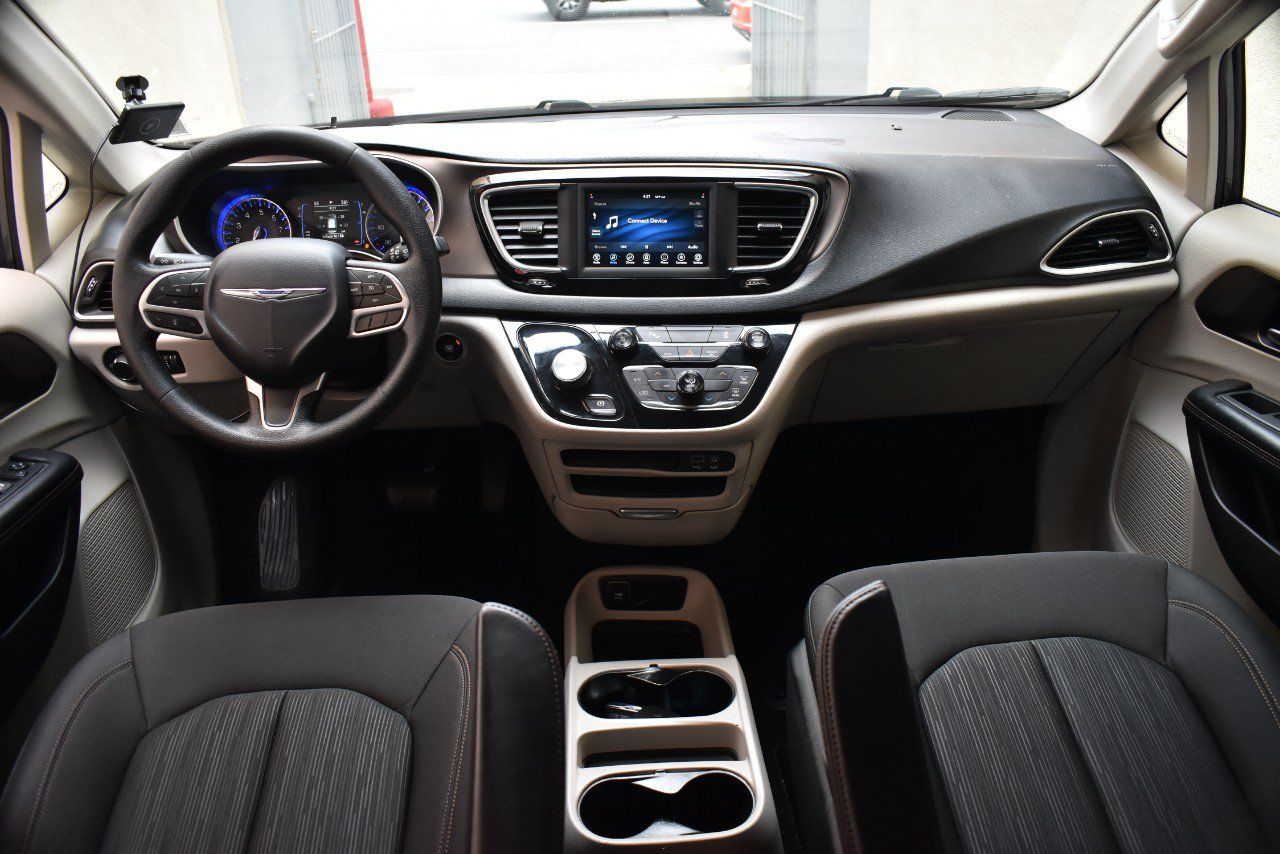 Used 2019 Chrysler Pacifica L FWD image 23