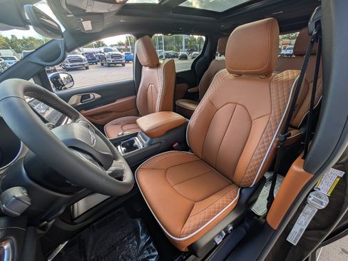 New 2026 Chrysler Pacifica Pinnacle w/ Trailer Tow Group image 13