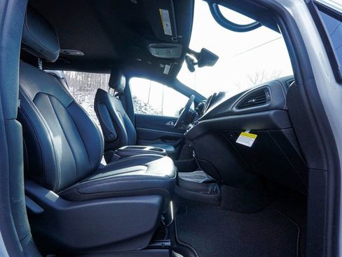 New 2026 Chrysler Pacifica Select image 40