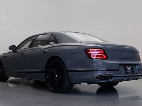 Used 2025 Bentley Flying Spur Plug-In Hybrid image 14